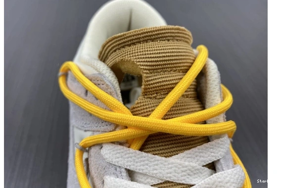 Lot DJ0950-109 O-W Nike Low Dunk 39 0824